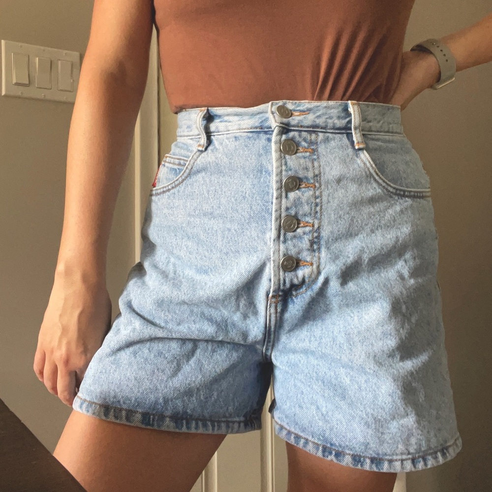 Bongo 90’s vintage high rise mom jean shorts w/button fly